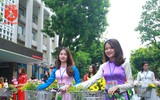 {ẢNH] Thiếu nữ Hà thành làm bừng sáng phố phường trong tà áo dài truyền thống
